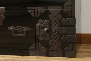 和製アンティーク　美品　黒漆塗り　厚手の金具が存在感を放つ庄内箪笥(二段重ね箪笥、時代箪笥、整理タンス、収納箪笥、衣装たんす、引き出し)(R-075623)
