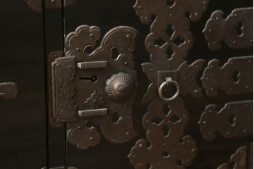 和製アンティーク　美品　黒漆塗り　厚手の金具が存在感を放つ庄内箪笥(二段重ね箪笥、時代箪笥、整理タンス、収納箪笥、衣装たんす、引き出し)(R-075623)