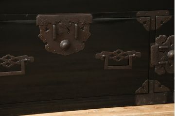 和製アンティーク　美品　黒漆塗り　厚手の金具が存在感を放つ庄内箪笥(二段重ね箪笥、時代箪笥、整理タンス、収納箪笥、衣装たんす、引き出し)(R-075623)