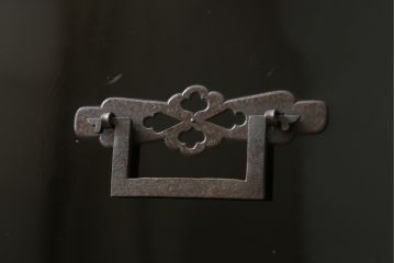 和製アンティーク　美品　黒漆塗り　厚手の金具が存在感を放つ庄内箪笥(二段重ね箪笥、時代箪笥、整理タンス、収納箪笥、衣装たんす、引き出し)(R-075623)