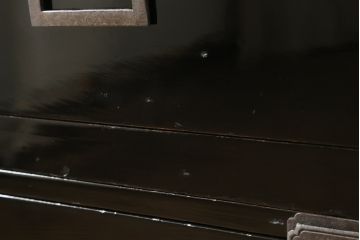 和製アンティーク　美品　黒漆塗り　厚手の金具が存在感を放つ庄内箪笥(二段重ね箪笥、時代箪笥、整理タンス、収納箪笥、衣装たんす、引き出し)(R-075623)
