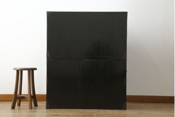 和製アンティーク　美品　黒漆塗り　厚手の金具が存在感を放つ庄内箪笥(二段重ね箪笥、時代箪笥、整理タンス、収納箪笥、衣装たんす、引き出し)(R-075623)