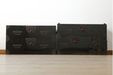 和製アンティーク　美品　黒漆塗り　厚手の金具が存在感を放つ庄内箪笥(二段重ね箪笥、時代箪笥、整理タンス、収納箪笥、衣装たんす、引き出し)(R-075623)