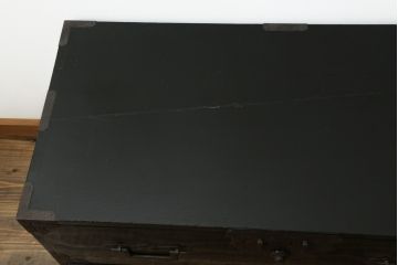 和製アンティーク　美品　黒漆塗り　厚手の金具が存在感を放つ庄内箪笥(二段重ね箪笥、時代箪笥、整理タンス、収納箪笥、衣装たんす、引き出し)(R-075623)