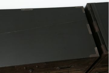 和製アンティーク　美品　黒漆塗り　厚手の金具が存在感を放つ庄内箪笥(二段重ね箪笥、時代箪笥、整理タンス、収納箪笥、衣装たんす、引き出し)(R-075623)