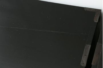 和製アンティーク　美品　黒漆塗り　厚手の金具が存在感を放つ庄内箪笥(二段重ね箪笥、時代箪笥、整理タンス、収納箪笥、衣装たんす、引き出し)(R-075623)