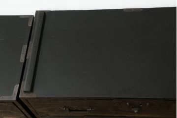 和製アンティーク　美品　黒漆塗り　厚手の金具が存在感を放つ庄内箪笥(二段重ね箪笥、時代箪笥、整理タンス、収納箪笥、衣装たんす、引き出し)(R-075623)