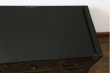 和製アンティーク　美品　黒漆塗り　厚手の金具が存在感を放つ庄内箪笥(二段重ね箪笥、時代箪笥、整理タンス、収納箪笥、衣装たんす、引き出し)(R-075623)