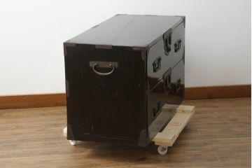 和製アンティーク　美品　黒漆塗り　厚手の金具が存在感を放つ庄内箪笥ローボード(時代箪笥、整理たんす、収納箪笥、ローチェスト、テレビ台、テレビボード、衣装タンス、引き出し)(R-075624)
