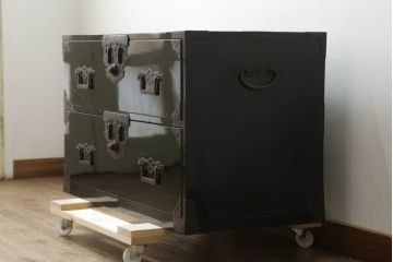 和製アンティーク　美品　黒漆塗り　厚手の金具が存在感を放つ庄内箪笥ローボード(時代箪笥、整理たんす、収納箪笥、ローチェスト、テレビ台、テレビボード、衣装タンス、引き出し)(R-075624)