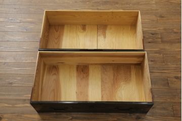 和製アンティーク　美品　黒漆塗り　厚手の金具が存在感を放つ庄内箪笥ローボード(時代箪笥、整理たんす、収納箪笥、ローチェスト、テレビ台、テレビボード、衣装タンス、引き出し)(R-075624)