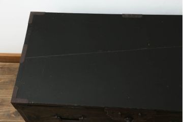 和製アンティーク　美品　黒漆塗り　厚手の金具が存在感を放つ庄内箪笥ローボード(時代箪笥、整理たんす、収納箪笥、ローチェスト、テレビ台、テレビボード、衣装タンス、引き出し)(R-075624)