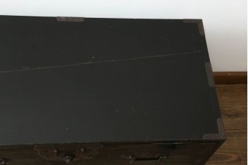 和製アンティーク　美品　黒漆塗り　厚手の金具が存在感を放つ庄内箪笥ローボード(時代箪笥、整理たんす、収納箪笥、ローチェスト、テレビ台、テレビボード、衣装タンス、引き出し)(R-075624)