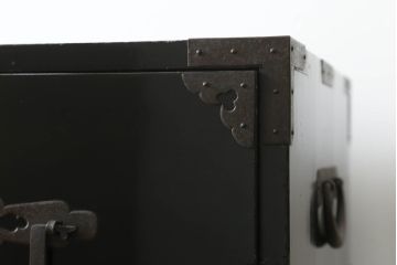 和製アンティーク　美品　黒漆塗り　厚手の金具が存在感を放つ庄内箪笥ローボード(時代箪笥、整理たんす、収納箪笥、ローチェスト、テレビ台、テレビボード、衣装タンス、引き出し)(R-075624)