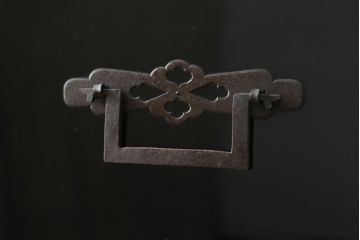 和製アンティーク　美品　黒漆塗り　厚手の金具が存在感を放つ庄内箪笥ローボード(時代箪笥、整理たんす、収納箪笥、ローチェスト、テレビ台、テレビボード、衣装タンス、引き出し)(R-075624)