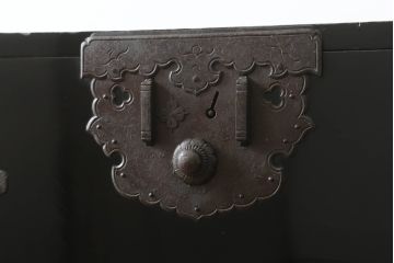 和製アンティーク　美品　黒漆塗り　厚手の金具が存在感を放つ庄内箪笥ローボード(時代箪笥、整理たんす、収納箪笥、ローチェスト、テレビ台、テレビボード、衣装タンス、引き出し)(R-075624)
