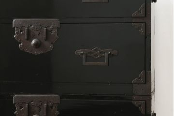 和製アンティーク　美品　黒漆塗り　厚手の金具が存在感を放つ庄内箪笥ローボード(時代箪笥、整理たんす、収納箪笥、ローチェスト、テレビ台、テレビボード、衣装タンス、引き出し)(R-075624)