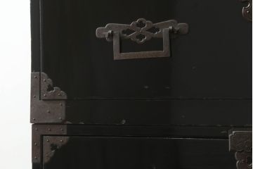 和製アンティーク　美品　黒漆塗り　厚手の金具が存在感を放つ庄内箪笥ローボード(時代箪笥、整理たんす、収納箪笥、ローチェスト、テレビ台、テレビボード、衣装タンス、引き出し)(R-075624)