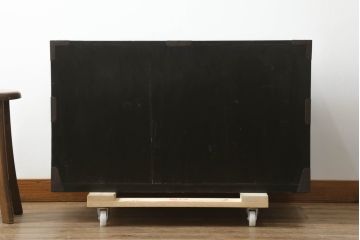 和製アンティーク　美品　黒漆塗り　厚手の金具が存在感を放つ庄内箪笥ローボード(時代箪笥、整理たんす、収納箪笥、ローチェスト、テレビ台、テレビボード、衣装タンス、引き出し)(R-075624)