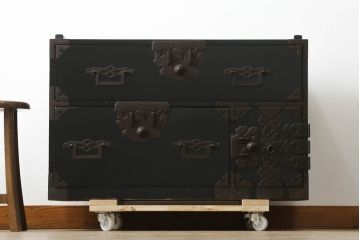 和製アンティーク　美品　黒漆塗り　厚手の金具が存在感を放つ庄内箪笥ローボード(時代箪笥、整理タンス、収納たんす、ローチェスト、引き出し、テレビ台、テレビボード)(R-075625)