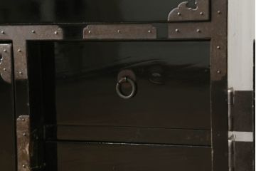 和製アンティーク　美品　黒漆塗り　厚手の金具が存在感を放つ庄内箪笥ローボード(時代箪笥、整理タンス、収納たんす、ローチェスト、引き出し、テレビ台、テレビボード)(R-075625)
