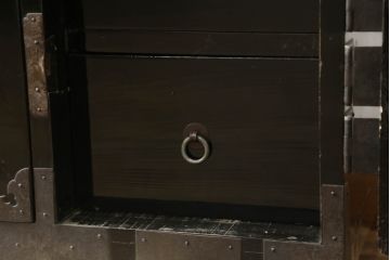 和製アンティーク　美品　黒漆塗り　厚手の金具が存在感を放つ庄内箪笥ローボード(時代箪笥、整理タンス、収納たんす、ローチェスト、引き出し、テレビ台、テレビボード)(R-075625)