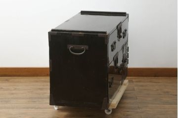 和製アンティーク　美品　黒漆塗り　厚手の金具が存在感を放つ庄内箪笥ローボード(時代箪笥、整理タンス、収納たんす、ローチェスト、引き出し、テレビ台、テレビボード)(R-075625)