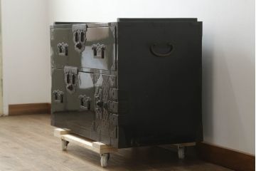 和製アンティーク　美品　黒漆塗り　厚手の金具が存在感を放つ庄内箪笥ローボード(時代箪笥、整理タンス、収納たんす、ローチェスト、引き出し、テレビ台、テレビボード)(R-075625)