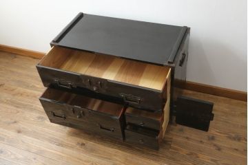和製アンティーク　美品　黒漆塗り　厚手の金具が存在感を放つ庄内箪笥ローボード(時代箪笥、整理タンス、収納たんす、ローチェスト、引き出し、テレビ台、テレビボード)(R-075625)