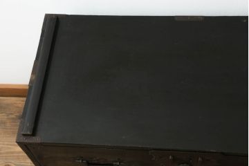 和製アンティーク　美品　黒漆塗り　厚手の金具が存在感を放つ庄内箪笥ローボード(時代箪笥、整理タンス、収納たんす、ローチェスト、引き出し、テレビ台、テレビボード)(R-075625)