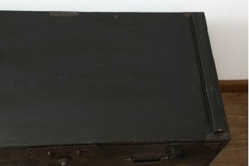和製アンティーク　美品　黒漆塗り　厚手の金具が存在感を放つ庄内箪笥ローボード(時代箪笥、整理タンス、収納たんす、ローチェスト、引き出し、テレビ台、テレビボード)(R-075625)