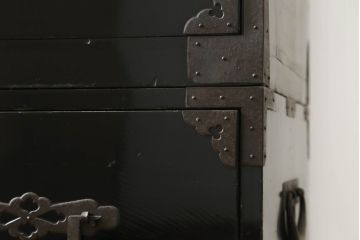 和製アンティーク　美品　黒漆塗り　厚手の金具が存在感を放つ庄内箪笥ローボード(時代箪笥、整理タンス、収納たんす、ローチェスト、引き出し、テレビ台、テレビボード)(R-075625)