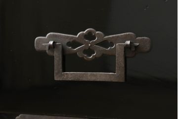 和製アンティーク　美品　黒漆塗り　厚手の金具が存在感を放つ庄内箪笥ローボード(時代箪笥、整理タンス、収納たんす、ローチェスト、引き出し、テレビ台、テレビボード)(R-075625)
