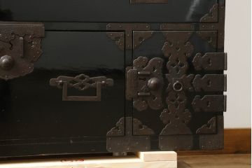 和製アンティーク　美品　黒漆塗り　厚手の金具が存在感を放つ庄内箪笥ローボード(時代箪笥、整理タンス、収納たんす、ローチェスト、引き出し、テレビ台、テレビボード)(R-075625)