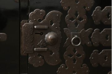 和製アンティーク　美品　黒漆塗り　厚手の金具が存在感を放つ庄内箪笥ローボード(時代箪笥、整理タンス、収納たんす、ローチェスト、引き出し、テレビ台、テレビボード)(R-075625)
