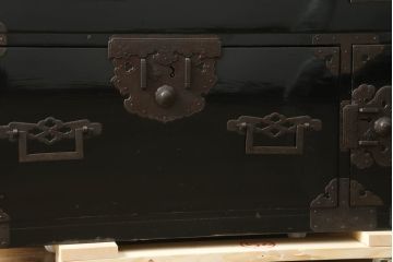 和製アンティーク　美品　黒漆塗り　厚手の金具が存在感を放つ庄内箪笥ローボード(時代箪笥、整理タンス、収納たんす、ローチェスト、引き出し、テレビ台、テレビボード)(R-075625)