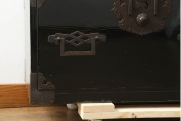 和製アンティーク　美品　黒漆塗り　厚手の金具が存在感を放つ庄内箪笥ローボード(時代箪笥、整理タンス、収納たんす、ローチェスト、引き出し、テレビ台、テレビボード)(R-075625)