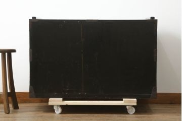 和製アンティーク　美品　黒漆塗り　厚手の金具が存在感を放つ庄内箪笥ローボード(時代箪笥、整理タンス、収納たんす、ローチェスト、引き出し、テレビ台、テレビボード)(R-075625)