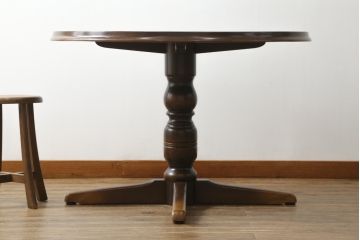 中古　飛騨産業　穂高シリーズ　キツツキマーク　洗練された佇まいが魅力的な丸テーブル(ダイニングテーブル、カフェテーブル、ラウンドテーブル)(R-075627)