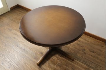 中古　飛騨産業　穂高シリーズ　キツツキマーク　洗練された佇まいが魅力的な丸テーブル(ダイニングテーブル、カフェテーブル、ラウンドテーブル)(R-075627)