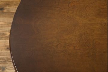 中古　飛騨産業　穂高シリーズ　キツツキマーク　洗練された佇まいが魅力的な丸テーブル(ダイニングテーブル、カフェテーブル、ラウンドテーブル)(R-075627)