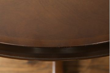 中古　飛騨産業　穂高シリーズ　キツツキマーク　洗練された佇まいが魅力的な丸テーブル(ダイニングテーブル、カフェテーブル、ラウンドテーブル)(R-075627)