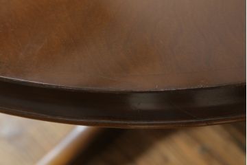 中古　飛騨産業　穂高シリーズ　キツツキマーク　洗練された佇まいが魅力的な丸テーブル(ダイニングテーブル、カフェテーブル、ラウンドテーブル)(R-075627)