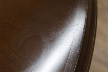 中古　飛騨産業　穂高シリーズ　キツツキマーク　洗練された佇まいが魅力的な丸テーブル(ダイニングテーブル、カフェテーブル、ラウンドテーブル)(R-075627)