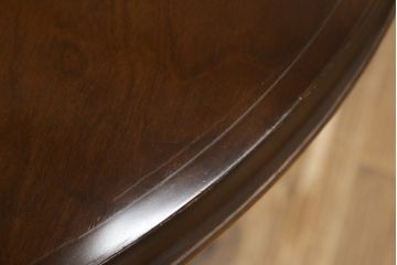 中古　飛騨産業　穂高シリーズ　キツツキマーク　洗練された佇まいが魅力的な丸テーブル(ダイニングテーブル、カフェテーブル、ラウンドテーブル)(R-075627)