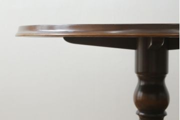 中古　飛騨産業　穂高シリーズ　キツツキマーク　洗練された佇まいが魅力的な丸テーブル(ダイニングテーブル、カフェテーブル、ラウンドテーブル)(R-075627)