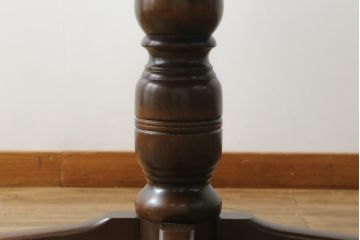 中古　飛騨産業　穂高シリーズ　キツツキマーク　洗練された佇まいが魅力的な丸テーブル(ダイニングテーブル、カフェテーブル、ラウンドテーブル)(R-075627)