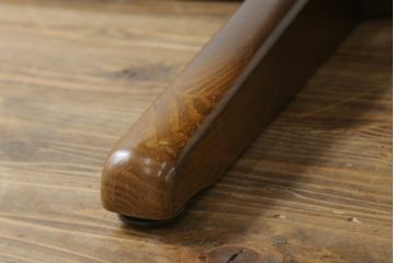 中古　飛騨産業　穂高シリーズ　キツツキマーク　洗練された佇まいが魅力的な丸テーブル(ダイニングテーブル、カフェテーブル、ラウンドテーブル)(R-075627)