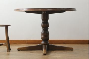 中古　飛騨産業　穂高シリーズ　キツツキマーク　洗練された佇まいが魅力的な丸テーブル(ダイニングテーブル、カフェテーブル、ラウンドテーブル)(R-075627)