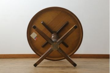 中古　飛騨産業　穂高シリーズ　キツツキマーク　洗練された佇まいが魅力的な丸テーブル(ダイニングテーブル、カフェテーブル、ラウンドテーブル)(R-075627)